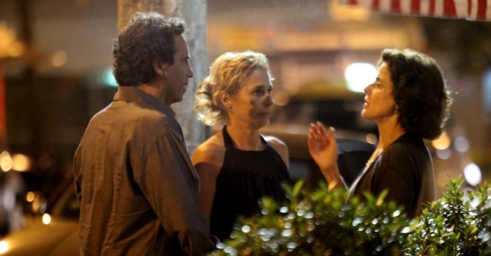 7.jan.2013 - Andréa Beltrão janta com o marido e Marieta severo no Leblon, Rio de Janeiro