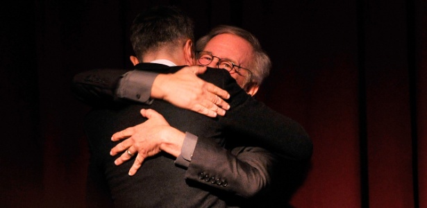 7.jan.2013 - Daniel Day-Lewis e Steven Spielberg se abraçam durante o New York Film Critics Circle Awards, em NY - Stephen Lovekin/Getty Images