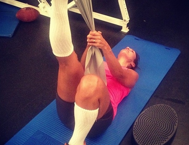 7.jan.2013 - Ivete Sangalo posta no Instagram foto malhando. "Treinando, suando e meu fisioterapeuta esportivo querendo que eu faça mais. É mole?", escreveu a cantora