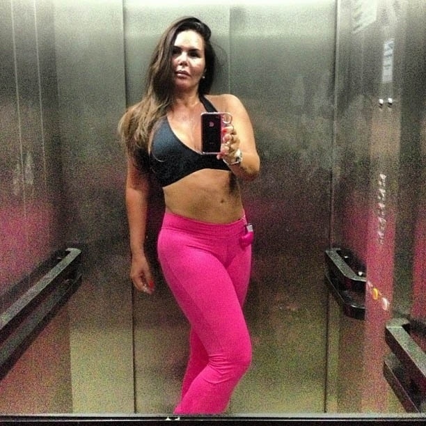8.jan.2013 - Cristina Mortágua publica foto com a barriga sarada no elevador
