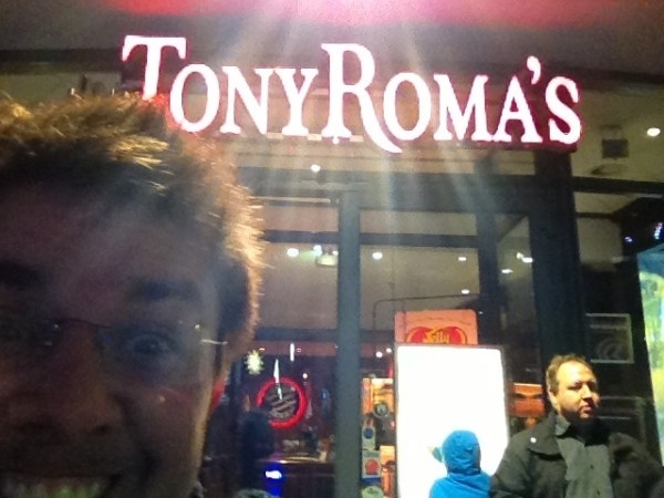 8.jan.2013 - Em Berlim, Oscar Filho brinca com nome do restaurante Tony Roma's
