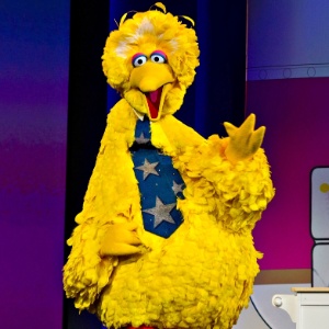 8.jan.2013 - Garibaldo, personagem da Vila Sésamo, subiu ao palco para apresentar um aplicativo para o publico infantil que reconhece palavras pela câmera do smartphone - Júlio César Guimarães/UOL - Júlio César Guimarães/UOL