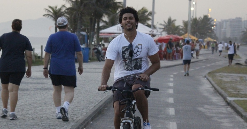 8.jan.2013 - Jesus Luz andou de bicicleta pela orla da praia da Barra da Tijuca, zona oeste do Rio. O ator, modelo e DJ está no ar em "Guerra dos Sexos"