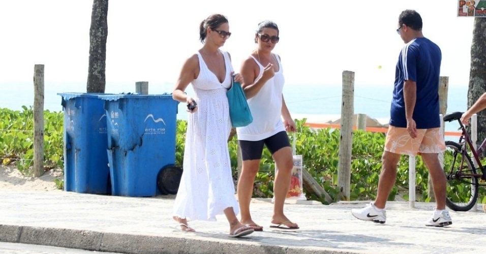 8.jan.2013 - Luiza Brunet passeou pela orla da praia de Ipanema, zona sul do Rio