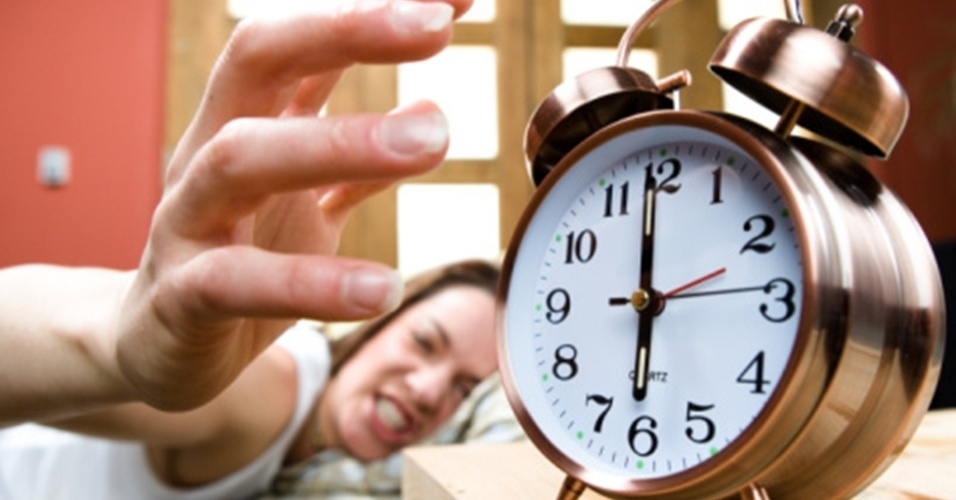 8.jan.2013 - Neurocientistas dos Estados Unidos identificaram o gene culpado por tornar tão difícil a tarefa de acordar cedo. Os pesquisadores da Faculdade Weinberg de Artes e Ciências perceberam que as as moscas drosófilas  tinham seus relógios biológicos alterados drasticamente - elas dormiam e descansavam em horários alternados, sem obedecer um ciclo - quando era removido o gene responsável por regular seus ritmos diários. Segundo artigo publicado na Nature, a pesquisa sobre o gene "24", como foi apelidada a descoberta, pode ser aplicado em humanos, já que os insetos têm o código genético parecido com o nosso. Ou seja, uma pessoa que tem dificuldade de acordar muito cedo, pode ter um problema no gene "24" - Getty Images/Thinkstock