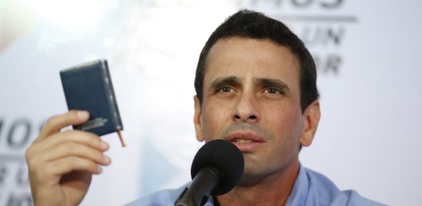 8.jan.2013 - Henrique Capriles segura cópia da Constituição do país, durante entrevista coletiva, em Caracas - Jorge Silva/Reuters