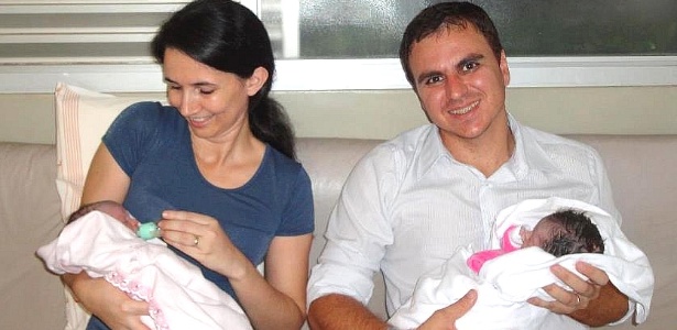 Os pais biológicos Fernanda e Allen seguram as gêmeas recém-nascidas Júlia e Emanuelle - Reprodução/Facebook