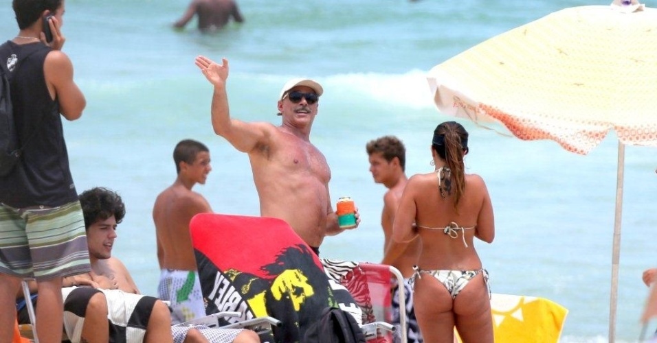 8.jan.2013 - Oscar Magrini esteve na praia de Ipanema, zona sul do Rio. O ator está no ar em "Salve Jorge"