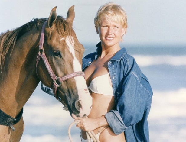 8.jan.2013 - Xuxa divulgou uma imagem antiga onde aparece em uma praia, de biquíni, acompanhada de um cavalo.