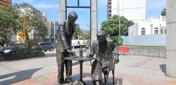 8.jan.2013 - Estátua do sambista Noel Rosa está situada no Boulevard 28 de Setembro, em Vila Isabel, na zona norte do Rio. O monumento foi inaugurado em 1996 - Marcello Dias/Futura Press 