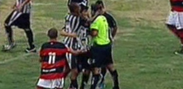 O zagueiro Raylan, do Santos-AP, agrediu o árbitro Leandro Bizzio após ser expulso  - Reprodução/Sportv