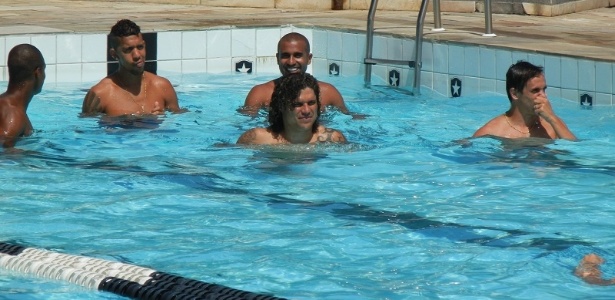 Jogadores fizeram exercício na piscina e brincaram com cabelo de M. Azevedo - Bernardo Gentile/UOL Esporte