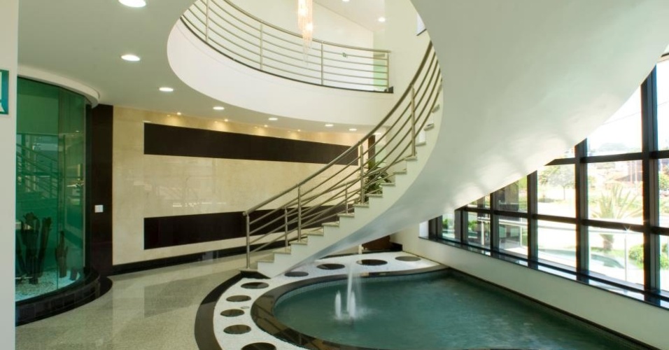 Proposta do arquiteto Aquiles Nícolas Kílaris, o espelho d'água com fonte de três jatos repete o movimento da laje do piso superior, completando a sequencia de curvas intercaladas - Divulgação