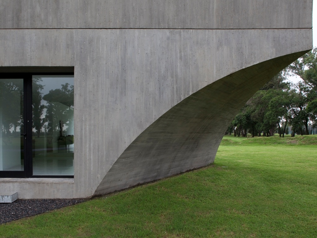 A construção é rústica e expõe a natureza do concreto aparente. Com recortes e caixilharia moldadas em alumínio preto anodizado, porém, a View House - assinada por de Diego Arraigada, Mark Lee e Sharon Johnston - parece um bloco de concreto depositado com delicadeza sobre o solo - Leonardo Finotti/ UOL