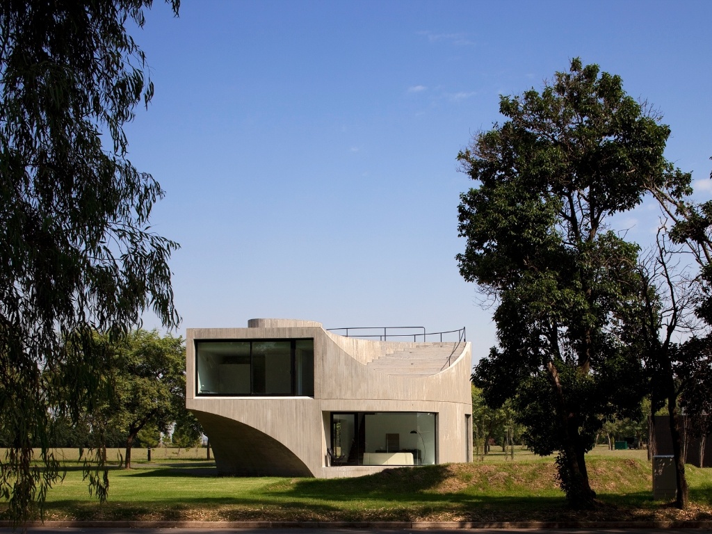 A arquitetura de Diego Arraigada, Mark Lee e Sharon Johnston revela um formato inusitado e dinâmico, com semiesferas ou desenhos geoides côncavos e convexos que acabam em linhas horizontais e verticais retas, construindo estilo pouco convencional e atraente aos olhos. Exuberante em sua geometria, a fachada cria uma cruz no ponto médio formado pelos retângulo e as elipses, inseridos num plano recortado - Leonardo Finotti/ UOL