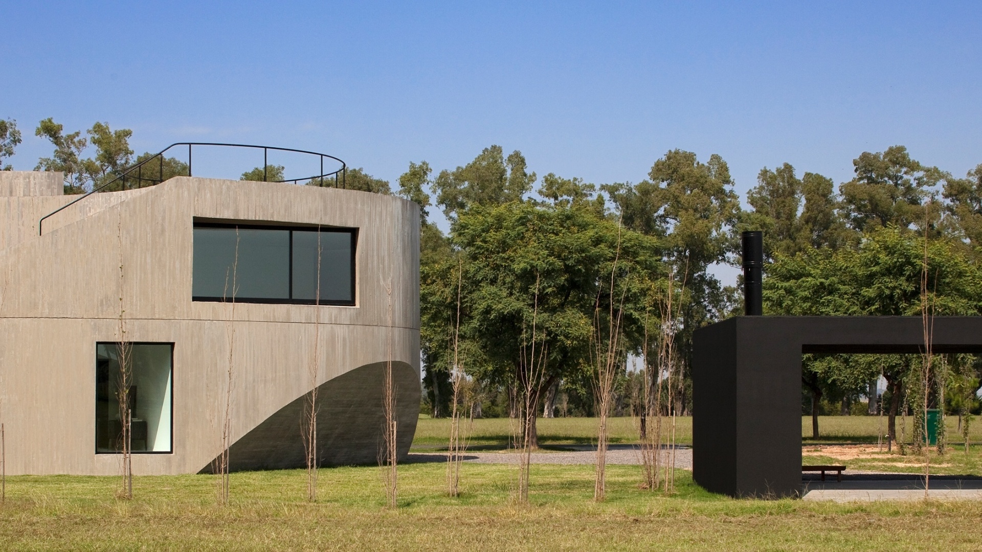 Ao lado da View House, na Argentina, fica uma área coberta por concreto pintado de preto, que serve tanto para estacionar os carros da família, como para os churrascos e confraternizações. A arquitetura é assinada por Diego Arraigada, Mark Lee e Sharon Johnston - Leonardo Finotti/ UOL
