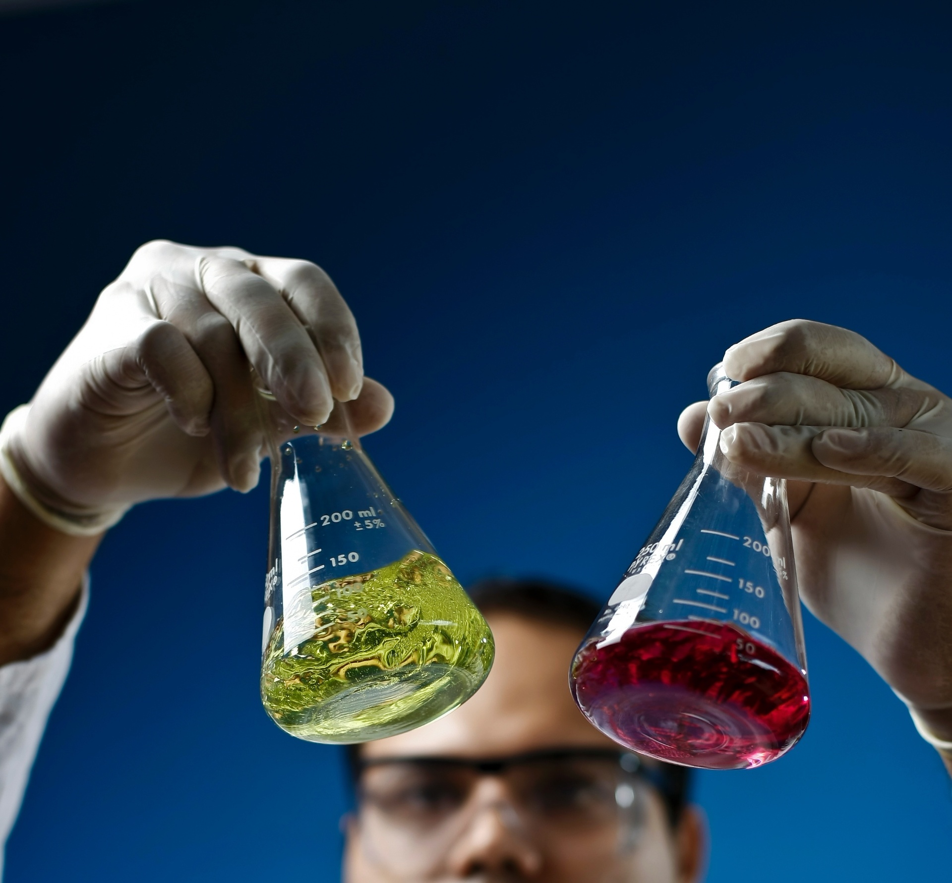 19.dez.2010 - Carlos Cerqueira, 25, que faz doutorado no programa de Química da USP, posa para foto no laborarório do Instituto de Química da universidade, em São Paulo - Marcelo Justo/Folhapress