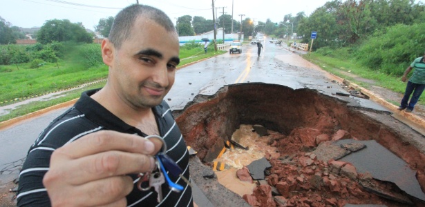 Rodrigo Soares, 36, conseguiu sair do veículo antes que ele caísse em uma cratera de cerca de 3m de profundidade - Victor Chileno/UOL