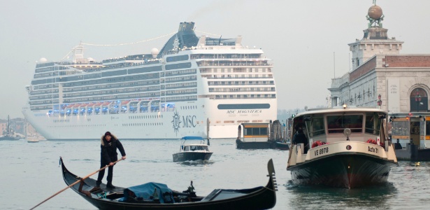 Em imagem de janeiro de 2013, o navio MSC Magnifica passa pela região da Praça de São Marcos, em Veneza, na Itália - Marco Sabadin/AFP