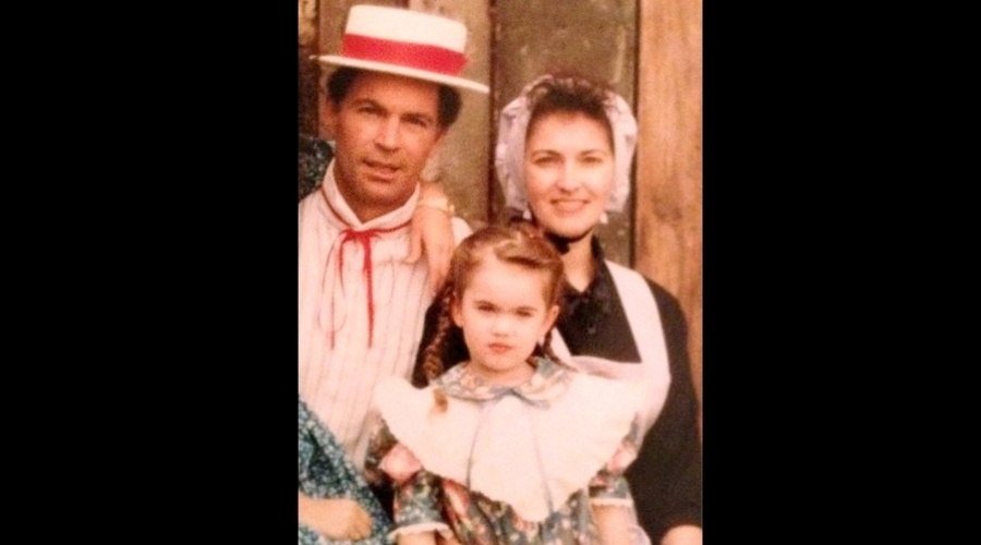 9.jan.2013 - Megan Fox divulgou uma imagem da infância. Na foto a atriz aparece ao lado dos pais. "Enquanto todas as outras famílias viveram na década de 80 a minha viveu no Velho-Oeste", brincou ela