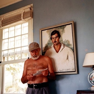 O escritor Ernest Hemingway gostava de escrever em pé, prática que pode ajudar na saúde - John F. Kennedy Presidential Library and Museum/WikimediaCommons