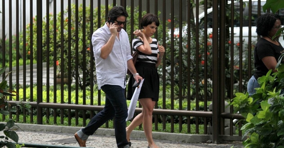 9.jan.2013 - Os atores Murilo Benício e Débora Falabella passearam pelo bairro de Ipanema, zona sul do Rio
