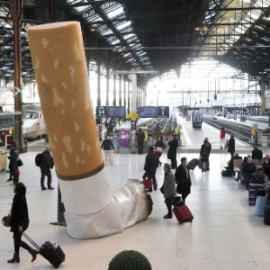 Cigarro gigante instalado na Gare de Lyon, em Paris, em imagem de janeiro de 2013. Cena do passado? - Pierre Verdy/AFP