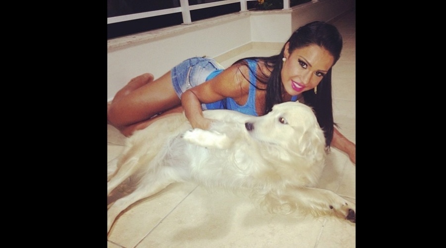 9.jan.2013 - Rainha da bateria da Mangueira, Gracyanne Barbosa divulgou uma imagem onde aparece paparicando sua cadela de estimação
