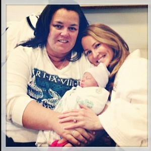 A apresentadora Rosie O'Donnell e Michelle Rounds ao lado da sua filha Dakota