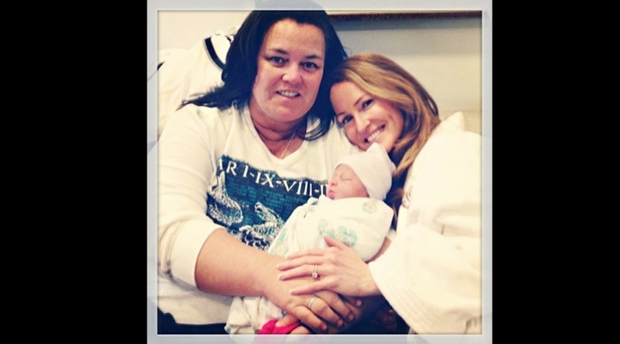 9.jan.2013 - Rosie O'Donnell divulgou uma imagem da filha recém-nascida, Dakota