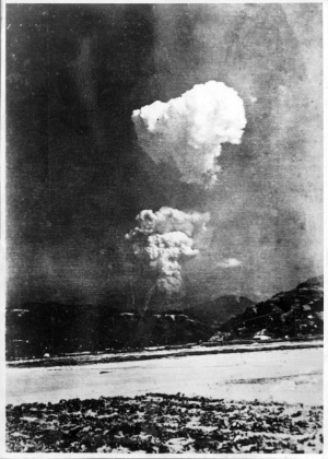Foto rara mostra nuvem em forma de cogumelo causada pela bomba atômica de Hiroshima, no Japão  - AFP/Escola Honkawa