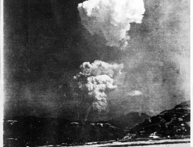9.jan.2013- Uma foto rara mostrando uma nuvem em forma de cogumelo causada pela bomba atômica de Hiroshima foi descoberta, segundo informou o Memorial da Paz, em Tóquio, no Japão - AFP/Escola Honkawa