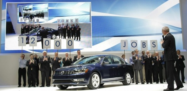 Martin Winterkorn (de costas), presidente mundial do grupo Volkswagen, mostra Passat americano e anuncia aumento de vagas nos EUA no Salão de Detroit de 2011, no início do plano de expansão - AFP - janeiro-2011
