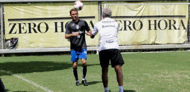 Fábio Aurélio treinou pela manhã, sentiu dores no joelho e foi preservado à tarde - Carmelito Bifano/UOL Esporte