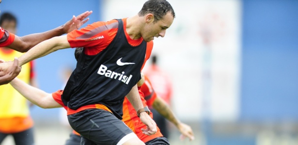 Volante Josimar preferiu seguir no Internacional para a disputa da temporada 2013 - Alexandre Lops/AI Inter Divulgação