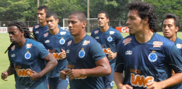 Volante Uelliton (ao centro) foi oficialmente emprestado pelo Cruzeiro ao Coritiba - Gabriel Duarte/UOL Esporte