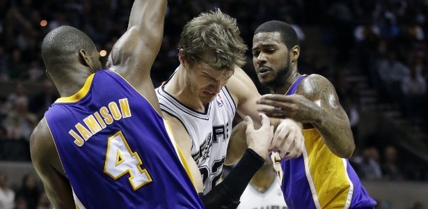 Splitter teve duplo-duplo de 14 rebotes e 14 pontos na vitória dos Spurs sobre os Lakers - AP Photo/Eric Gay