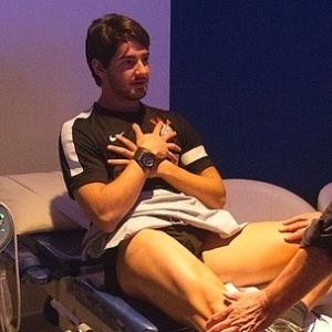 Alexandre Pato fazendo seus exames ao chegar no Corinthians; atacante terá uma "maratona" em 2013 - Daniel Augusto Jr./Ag. Corinthians
