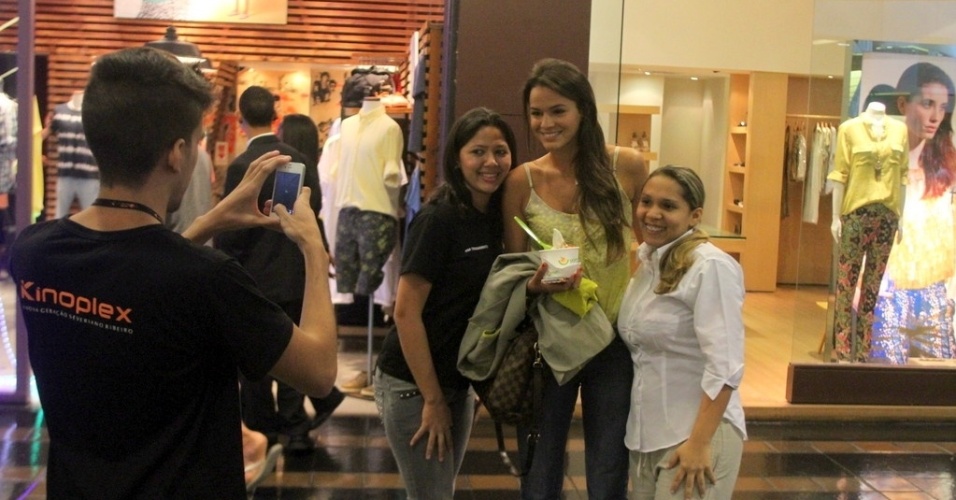 10.jan.2013 - Bruna Marquezine, a Lurdinha de "Salve Jorge", passeia em shopping e tira foto com fãs no Rio de Janeiro