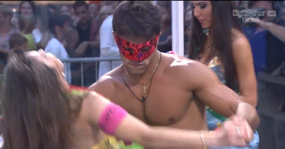 10.jan.2013 - Com máscara de Carnaval, André Coelho dança lambada com Kamilla