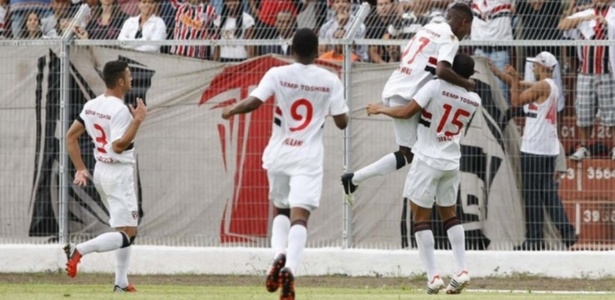 Jogadores do São Paulo comemoram gol da equipe na vitória sobre o São Carlos - Rubens Chiri/Divulgação São Paulo
