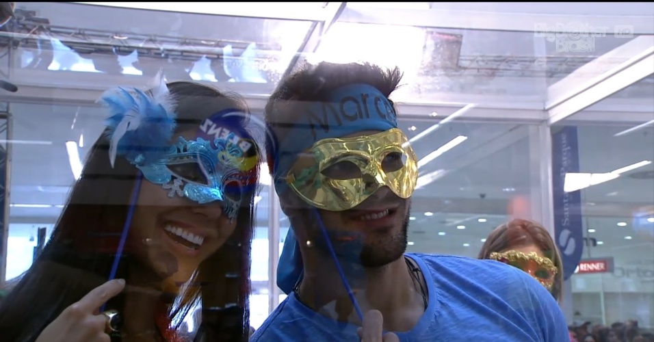 10.jan.2013 - Kelly e Marcello posam para fotos do público com máscaras de Carnaval
