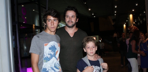 10.jan.2013 - Murilo Benício, acompanhado dos filhos Antonio e Pietro, prestigiou a estreia do musical "A Família Addams" em uma casa de espetáculos no Rio