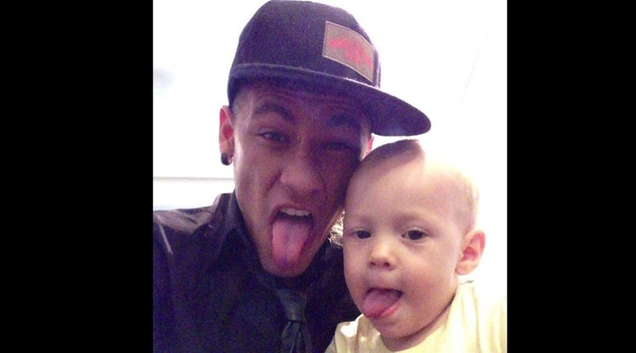 10.jan.2013 - Neymar divulgou uma imagem onde aparece fazendo careta ao lado do filho Davi Lucca, de 1 ano