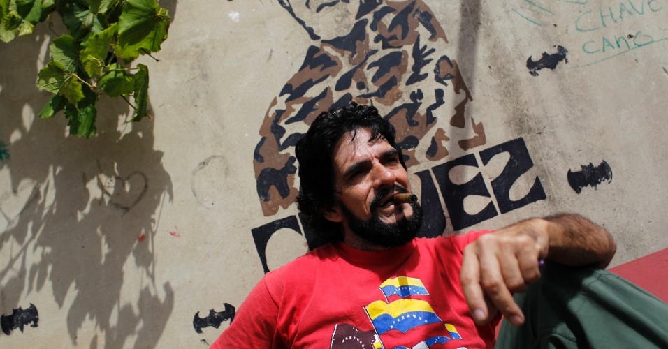 10.jan.2013-  Humberto López, 54, sósia de Che Guevara, é um dos venezuelanos que torce pela recuperação do presidente Hugo Chávez. ''Todos os dias depois que acordo, eu acendo uma vela para ele'', diz López em sua casa, onde montou um santuário para o líder venezuelano