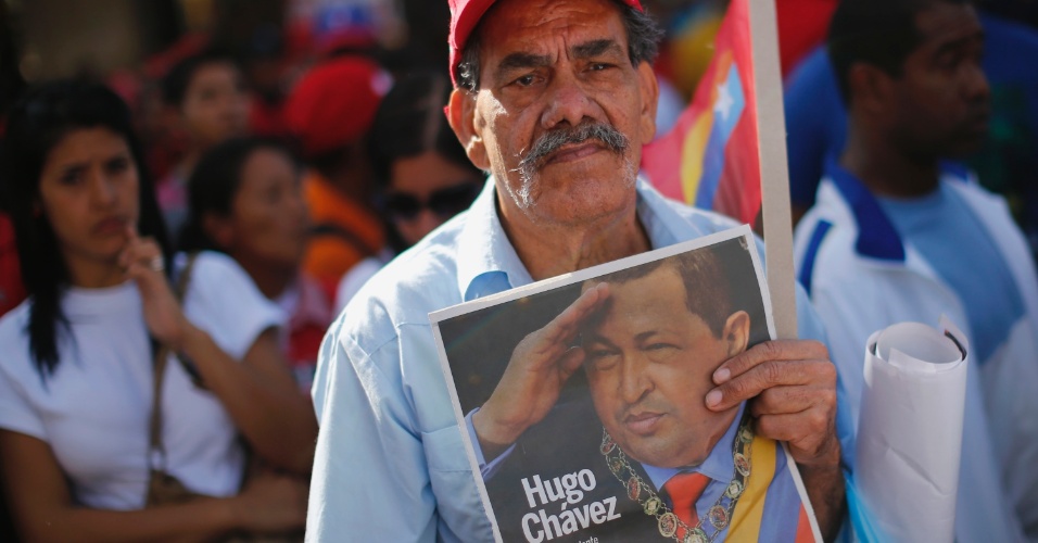 10.jan.2013- Manifestação de apoio ao presidente da Venezuela, Hugo Chávez, em frente ao palácio Miraflores, sede do governo, em Caracas. Chávez deveria tomar posse como presidente, mas se recupera do tratamento contra um câncer, em Havana, Cuba