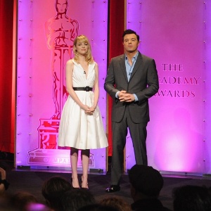 Ao lado de Emma Stone, Seth MacFarlane fez piada sobre nazismo ao anunciar os indicados ao Oscar - Getty Images