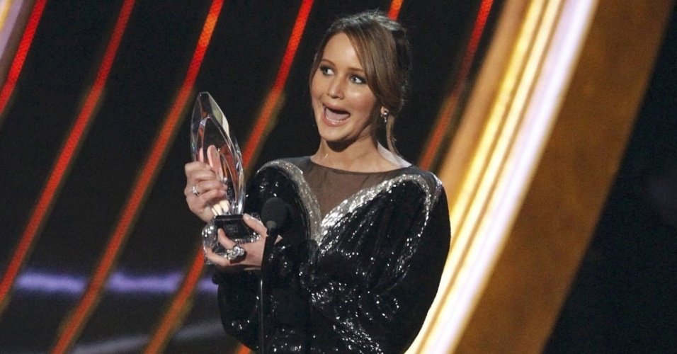 9.jan.2013 - A atriz de "Jogos Vorazes" Jennifer Lawrence recebe o prêmio de Melhor Atriz de Cinema da edição de 2013 do People's Choice Awards. O longa também foi premiado em Filme Favorito - Mario Anzuoni/Reuters