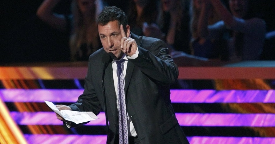 9.jan.2013 - Adam Sandler brinca lendo uma lista de suas coisas favoritas na edição de 2013 do People's Choice Awards. O ator foi escolhido o Ator Favorito de Comédia para Cinema - Mario Anzuoni/Reuters