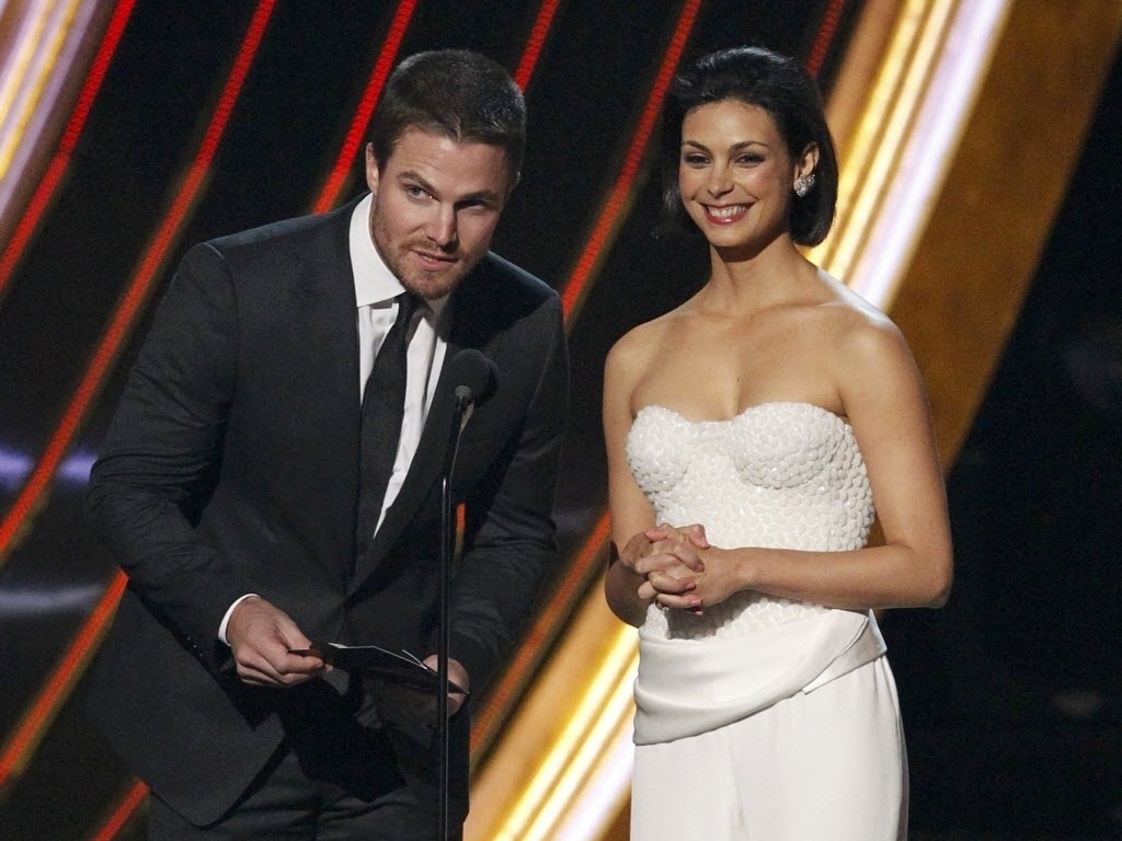 9.jan.2013 - Os atores Stephen Amell, de "Arrow", e Morena Baccarin, de "Homeland", anunciam a categoria Melhor Atriz de Cinema na edição de 2013 do People's Choice Awards - Mario Anzuoni/Reuters